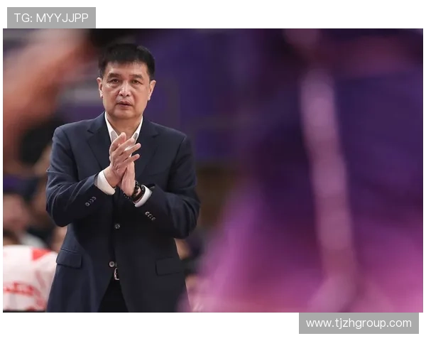 助教临时挂帅引领球队实现三连胜佳绩展现团队韧性与拼搏精神